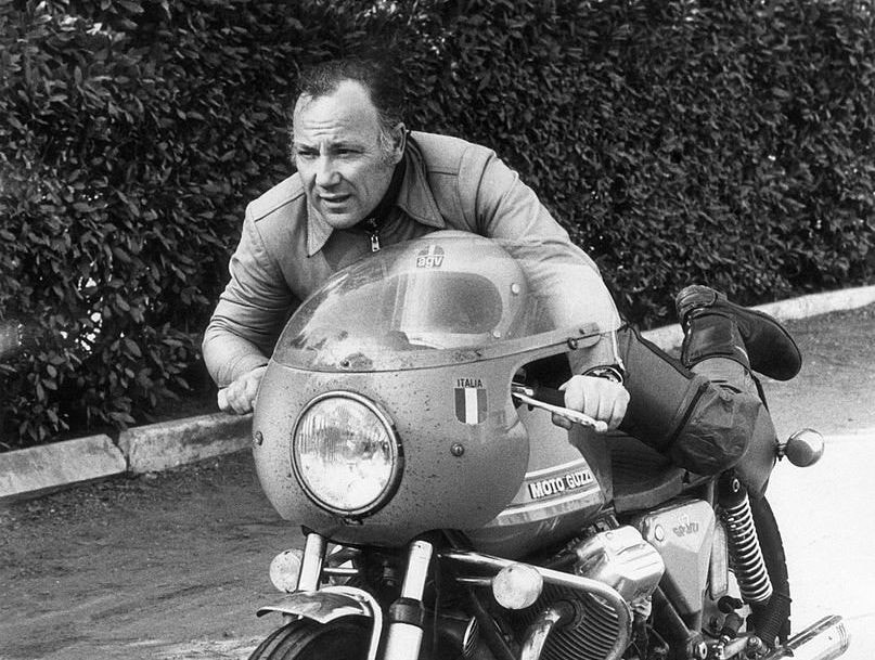 <div class='descrGalleryTitle'>CLAUDIO VILLA</div><div class='descrGalleryText'><p>Magari per alcuni dei nostri lettori è un personaggio un po'retrò, ma poco importa: <b>Claudio Villa</b>,&nbsp;uno dei cantanti popolari più celebri del 900, è stato un recordman nelle vittorie al Festival di Sanremo, con ben quattro vittorie (1955, 1957, 1962 e 1967). Oltre a essere stato un interprete formidabile della canzone italiana, è stato un clamoroso appassionato della <b>Moto Guzzi</b>, in particolare della V7 Sport. La sua passione era tale che scelse di farsi immortalare in sella a una Moto Guzzi anche sulla copertina di un 45 giri (vedi sotto)</p>
</div>